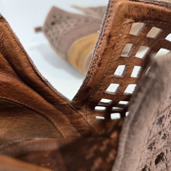 Jeffrey Campbell Taggart Bootie Boots Sz 10 Pointed Toe Perforated Suede Leather - Picture 9 of 9